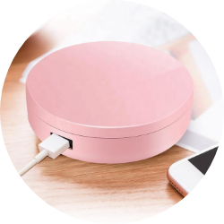Имеет встроенную батарею и  PowerBank